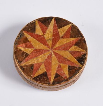 null "Virtue crowns them", 18th century
Circular cardboard box decorated with straw...