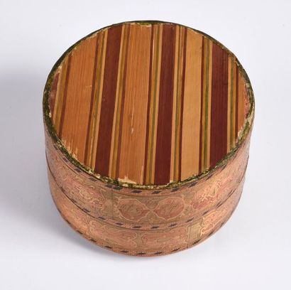 null Straw marquetry, 18th century
Large round wooden box decorated with natural...