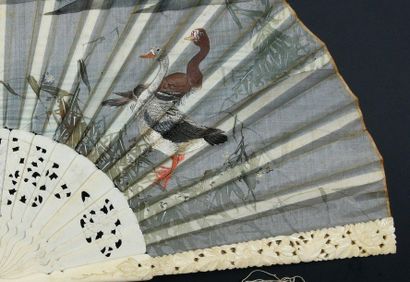 null Les oies, Chine, vers 1880-1900
Éventail plié, la feuille en soie peinte d'un...