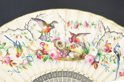 null Les oiseaux et le nid, vers 1860
Éventail plié, la feuille en peau peinte d'oiseaux...