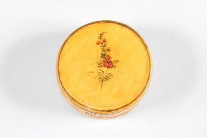 null «Union parfaite», vers 1780
Petite boite ronde dite «bergamote» en carton décoré...