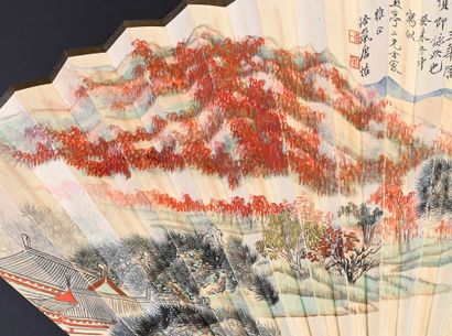 null La montagne rouge, Chine, début du XXe siècle
Éventail plié, la feuille double...