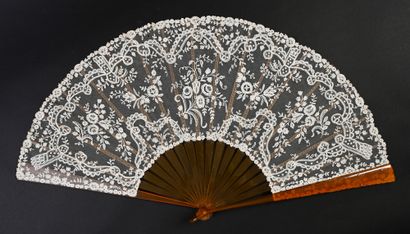 null Bouquets, and fine pearls, circa 1890
Large folded fan, the leaf in bobbin lace...