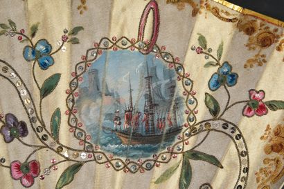 null Victoire française, vers 1780
Éventail plié, la feuille en satin de soie peinte...