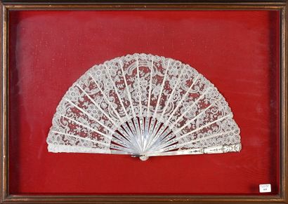 null Cartel of flowers, circa 1900
Folded fan, the leaf in needle lace decorated...