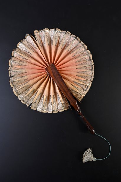 null Pink cockade, circa 1800
Rare fan opening in sun, with sliding system. The pink...