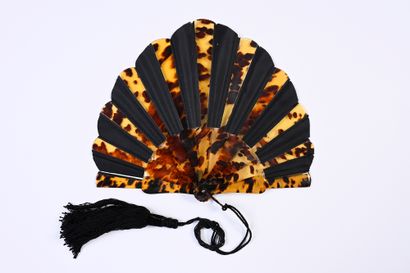 null Tortoiseshell rays, circa 1900
Original and small fan in shell cased whose strands...
