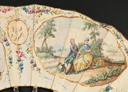 null Couples en miroir, vers 1780
Éventail plié, la feuille en peau, montée à l'anglaise...