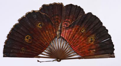 null Papillon de nuit, vers 1890
Grand éventail, la feuille en tissu peint d'un grand...