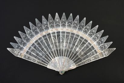 null Mother of pearl lace, circa 1820
Very beautiful broken type fan in white mother-of-pearl...