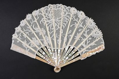 null Tokyo white, circa 1900
Folded fan, balloon shape, the leaf in bobbin lace applied...