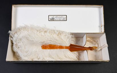 null Autruche blanche, vers 1890
Éventail en plumes d'autruches blanches et marabout.
Monture...
