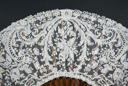 null Orchid, circa 1900
Folded fan, the leaf in white needle lace, gauze stitch,...
