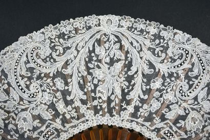 null Orchidée, vers 1900
Éventail plié, la feuille en dentelle blanche à l'aiguille,...