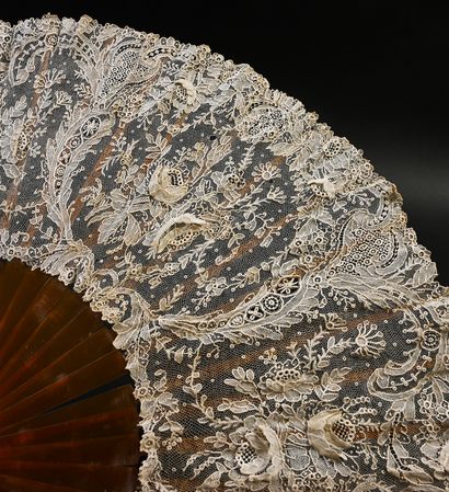 null Roses in relief, circa 1880-1890
Folded fan, the needle lace leaf composed of...