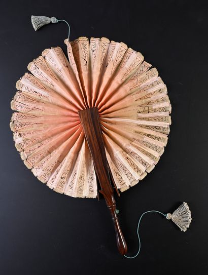 null Pink cockade, circa 1800
Rare fan opening in sun, with sliding system. The pink...