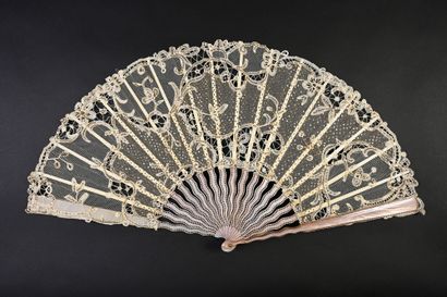 null Imitation pink mother of pearl, circa 1890
Large folded fan, the leaf in bobbin...