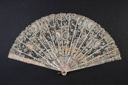 null Petals in volumes, circa 1900
Folded fan, the leaf in needle lace decorated...