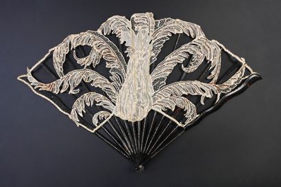 null Coq chantant, vers 1900-1910
Éventail plié, la feuille en tulle noir orné d'un...