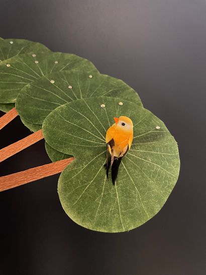 null Joli petit oiseau, fin du XXe siècle
Éventail dit à palmettes. En soie verte...