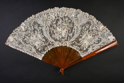 null Roses in relief, circa 1880-1890
Folded fan, the needle lace leaf composed of...