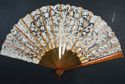 null Delicate volutes, circa 1900
Folded fan, the leaf in bobbin lace decorated with...