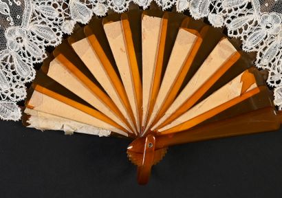 null Roses in volumes, circa 1900
Folded fan, the leaf in cream bobbin lace decorated...