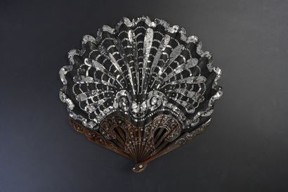 null Coquille d'argent, vers 1900
Petit éventail plié, la feuille en tulle noir brodé...