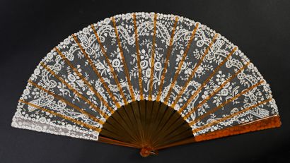 null Bouquets, and fine pearls, circa 1890
Large folded fan, the leaf in bobbin lace...