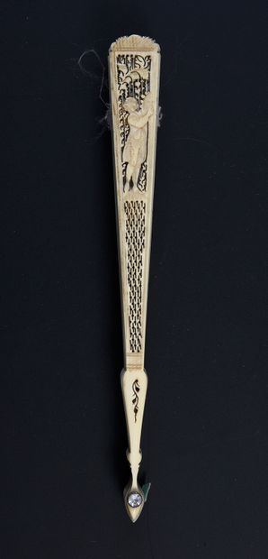 null La cage à oiseau, vers 1800-1820
Éventail de type brisé en ivoire finement découpé...