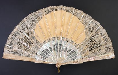 null Reverie, circa 1880
Folded fan, the leaf in bobbin lace decorated with foliage...