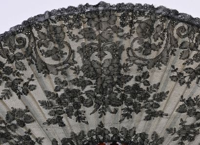 null Volutes et bouquets, vers 1890
Grand éventail plié, la feuille en dentelle noire...