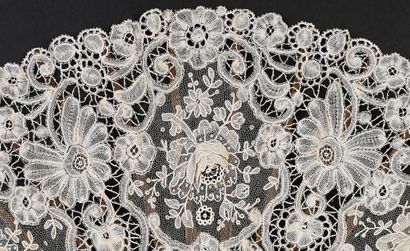 null Roses in volumes, circa 1900
Folded fan, the leaf in cream bobbin lace decorated...