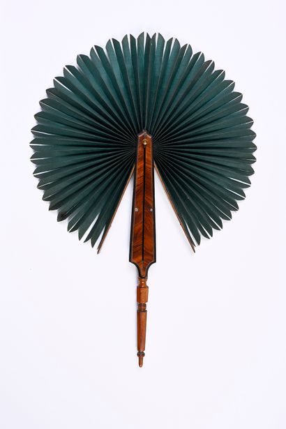 null Patent screen, circa 1870
Green silk screen.
Carved wooden handle. The upper...