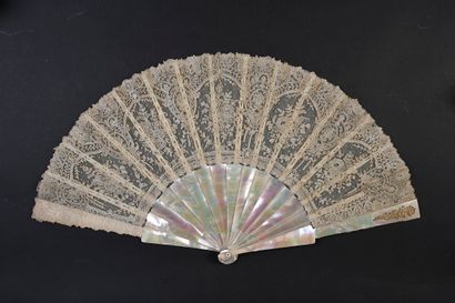 null Cinq bouquets, vers 1880-1890
Éventail plié, la feuille en dentelle à l'aiguille,...