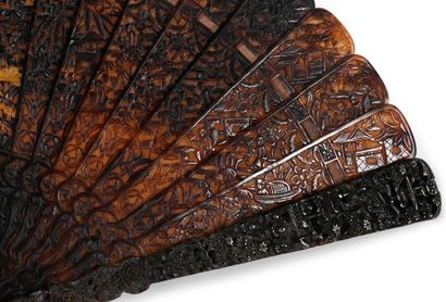null Écaille brune, Chine, XIXe siècle
Éventail de type brisé en écaille brune repercée...