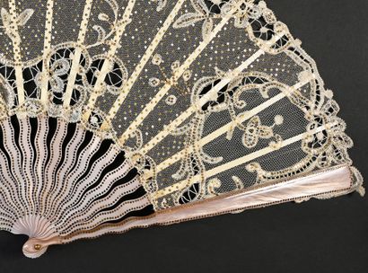 null Imitation pink mother of pearl, circa 1890
Large folded fan, the leaf in bobbin...