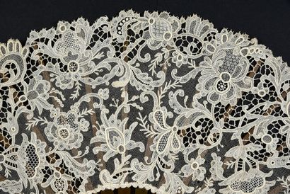 null Flowery interlacing, circa 1900
Folded fan, the leaf in very fine needle lace,...