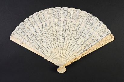 null Bamboo, China, 19th century
Broken type fan made of pierced bone and engraved,...