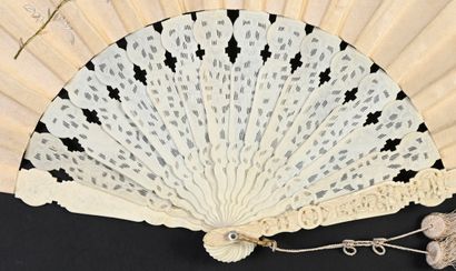 null Roses, birds and butterflies, China, 19th century
Folded fan, the double silk...