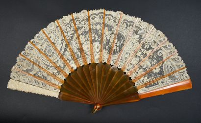 null Delicate flowers, circa 1880-1890
Folded fan, the leaf in needle lace, cream...