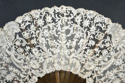null Delicate volutes, circa 1900
Folded fan, the leaf in bobbin lace decorated with...