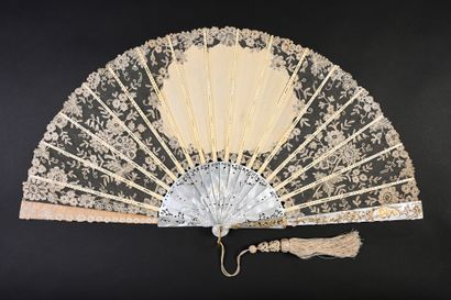 null The newlyweds, circa 1890
Folded fan, the leaf in beige lace, with symmetrical...