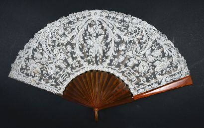 null Orchidée, vers 1900
Éventail plié, la feuille en dentelle blanche à l'aiguille,...