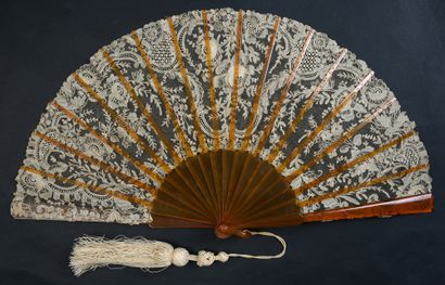 null Delicate flowers, circa 1880-1890
Folded fan, the leaf in needle lace, cream...