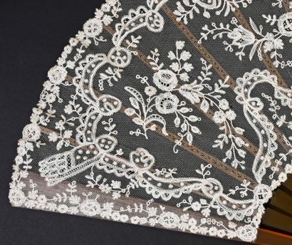 null Bouquets, and fine pearls, circa 1890
Large folded fan, the leaf in bobbin lace...