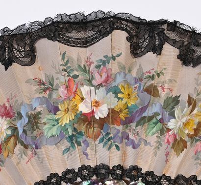 null Bouquet et ruban, vers 1870-1880
Éventail plié, la feuille en soie crème bordée...