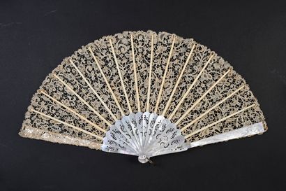 null White lace and mother of pearl, circa 1900
Folded fan, the leaf in fine lace,...