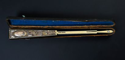 null Victoire française, vers 1780
Éventail plié, la feuille en satin de soie peinte...