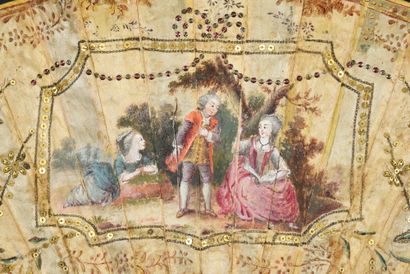 null La jolie chanteuse, vers 1780
Éventail plié, la feuille en soie peinte de feuillages...